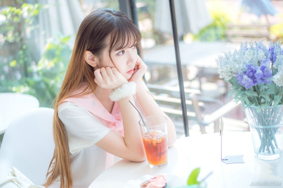 没有一宗友情是地久天长的。人们在你的生活里来去如流，有时，友情的过程是短暂的，有限的。